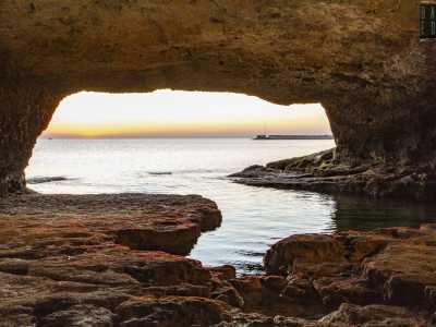 Ci spostiamo infine nella cavit� principale e qui, nel completo silenzio interrotto solo dal suono dell�Adriatico, volgiamo lo sguardo verso l�esterno